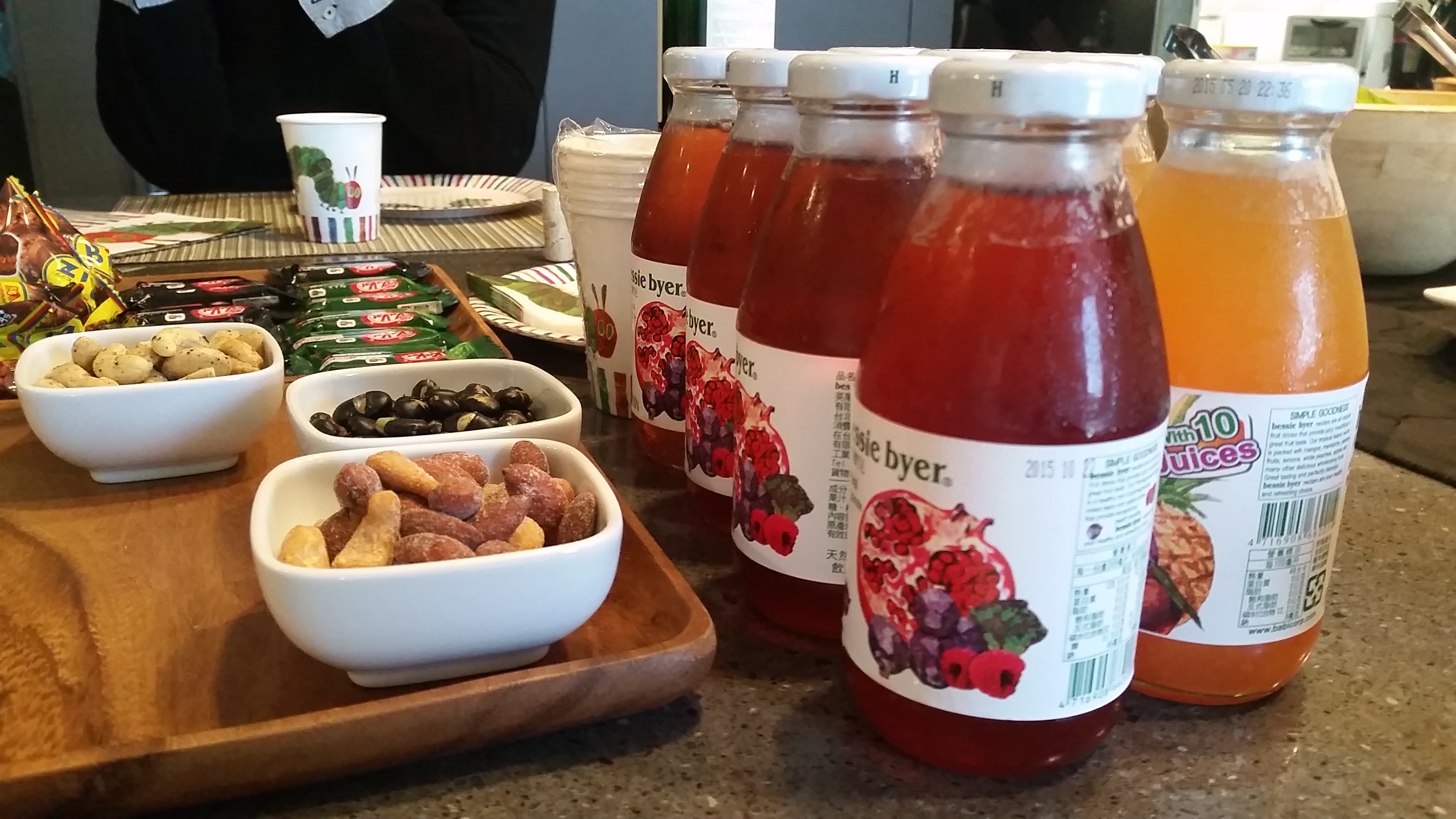 【图说四:为让贵宾方便拿取,将《美式碳烤猪肋排