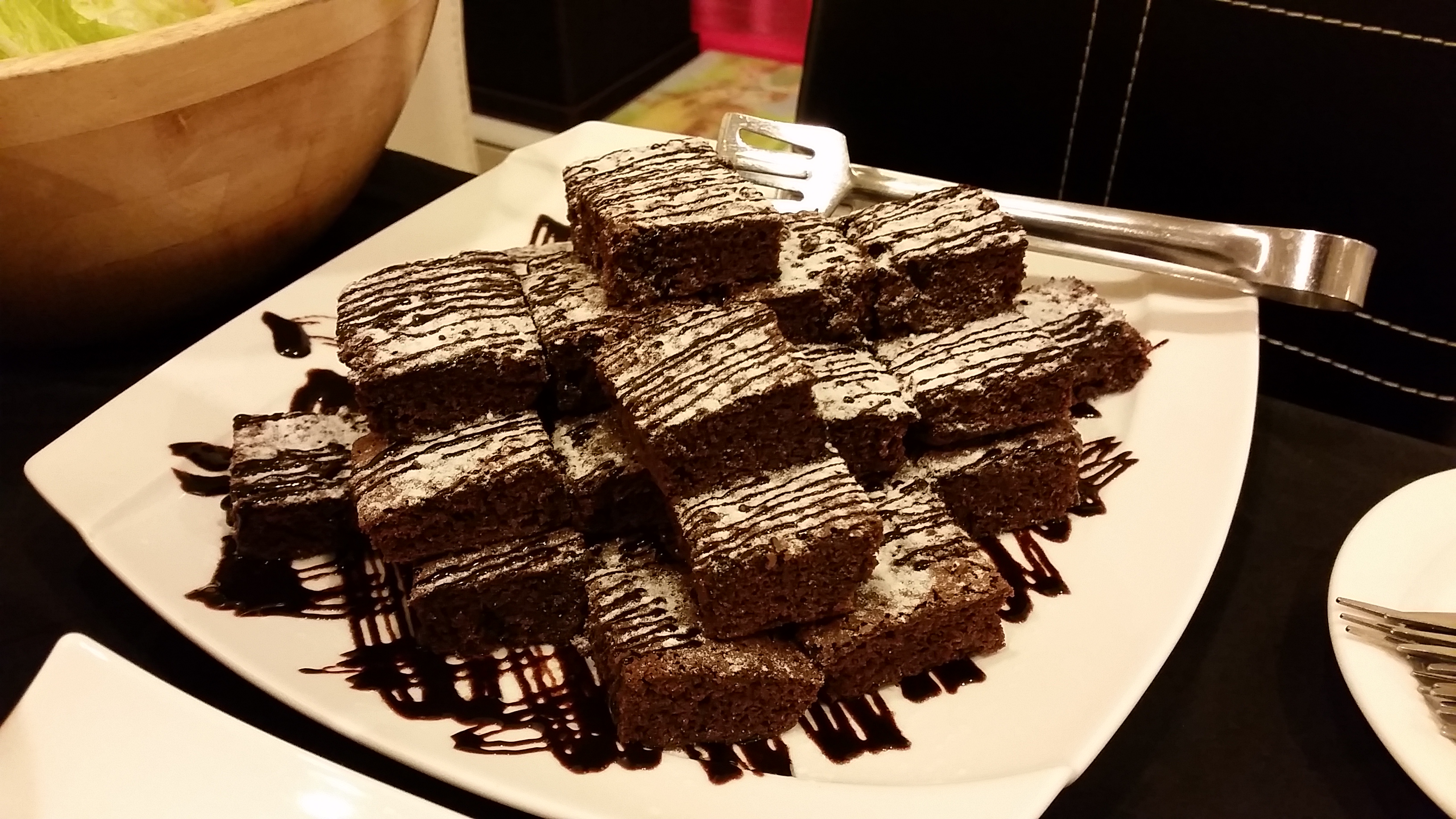 四:献上本公司第一名《三倍浓心巧克力布朗尼》及最新菜色《美式碳烤