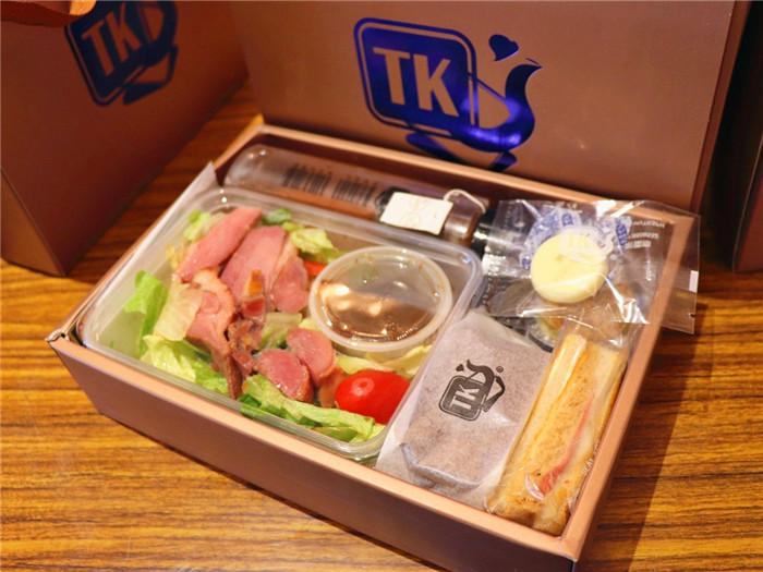 【圖說三：金華歌爾La Vei Aisée邀請提克斯國際規劃客製化精緻餐盒送給參與的貴賓。】