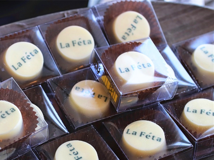 【圖說二：提克斯國際特別製作印有La Féta品牌Logo的專屬《精緻蛋糕夾心巧克力》，話題性十足。】